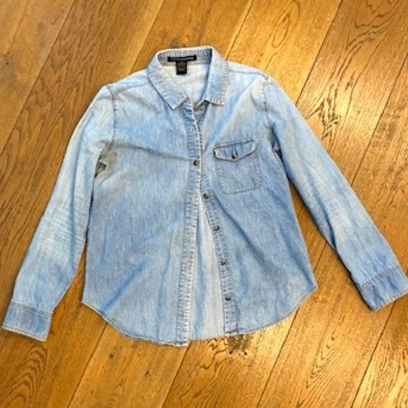 FOREIGN EXCHANGE 100% Cotton, Lightweight Demin Button Up Top / Womens Size M - Picture 1 of 4